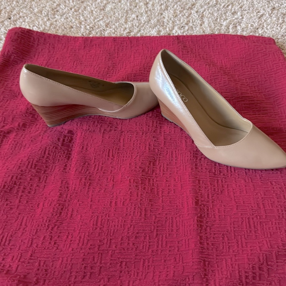 Very cute wedge heels! Comfy and great for work!